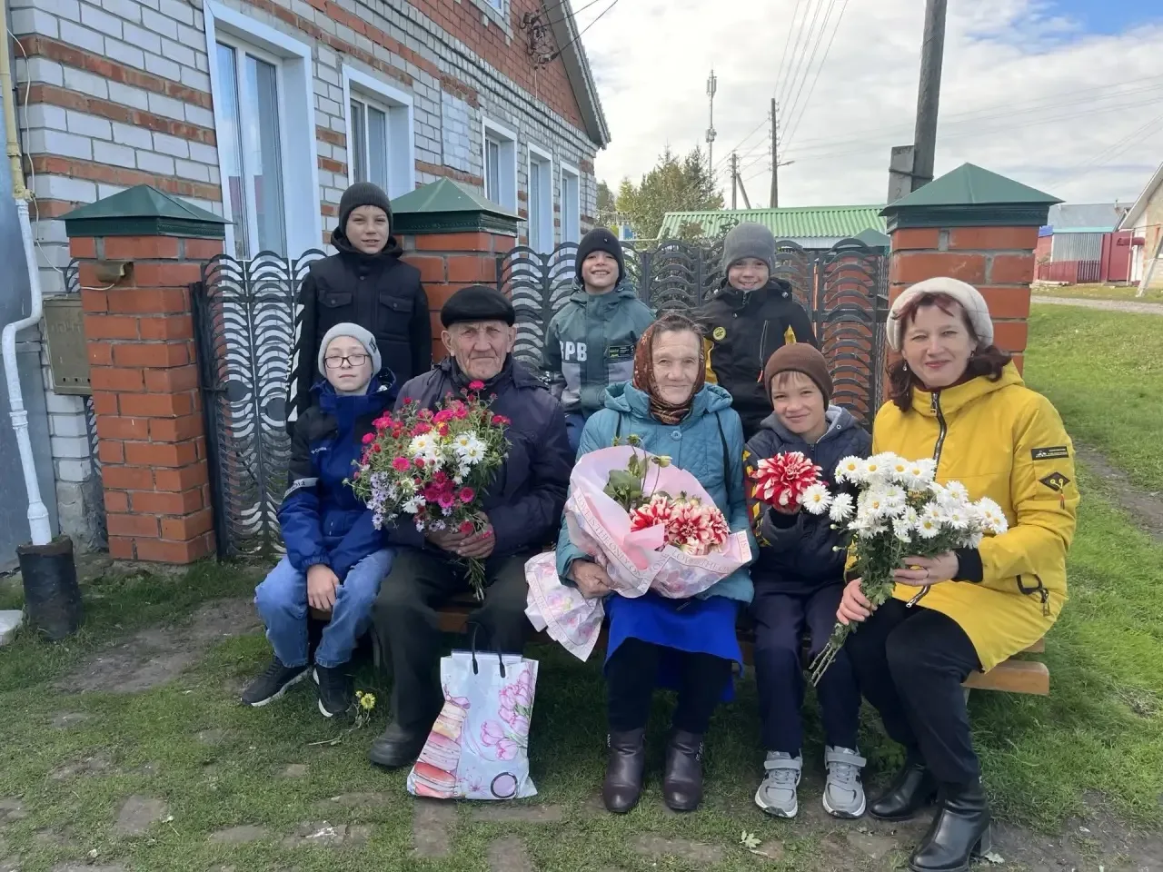 С теплом и благодарностью: наша школа поздравила ветеранов педагогического труда