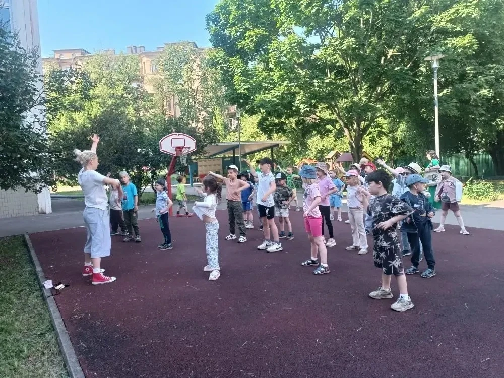 🌼Ну-ка, дети, торопитесь,
На зарядку становитесь!
Раз - два - три - четыре - пять –
Новый день идем