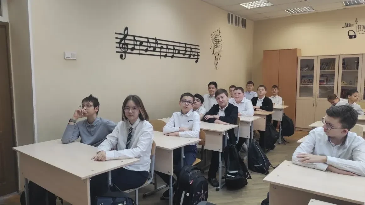 В Лицее №71 прошли традиционные еженедельные "Разговоры о важном", посвященные Дню космонавтики. Тем