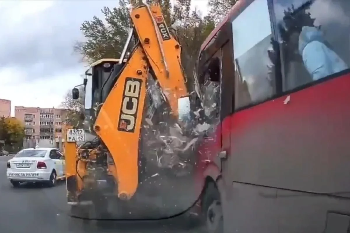 В центе Рязани автобус столкнулся с трактором