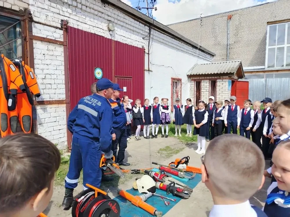 Профориентация. В преддверии летних каникул обучающиеся 2 «б» и 2 «в» классов посетили отделение МЧС