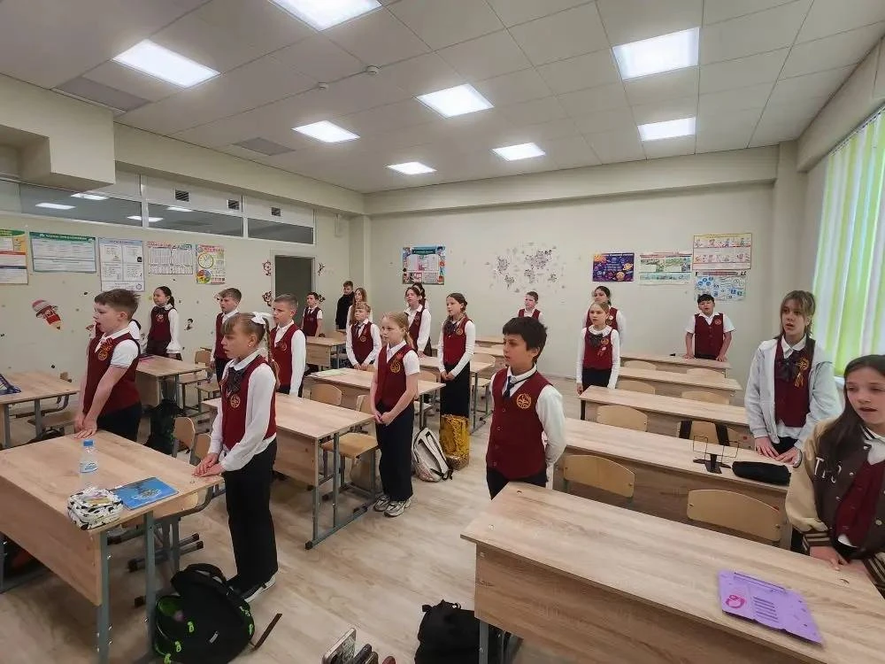 🇷🇺 ТРАДИЦИОННОЕ ПОДНЯТИЕ ФЛАГА И «РАЗГОВОРЫ О ВАЖНОМ»  Каждый понедельник в МБОУ СОШ №11 г. Ессентук