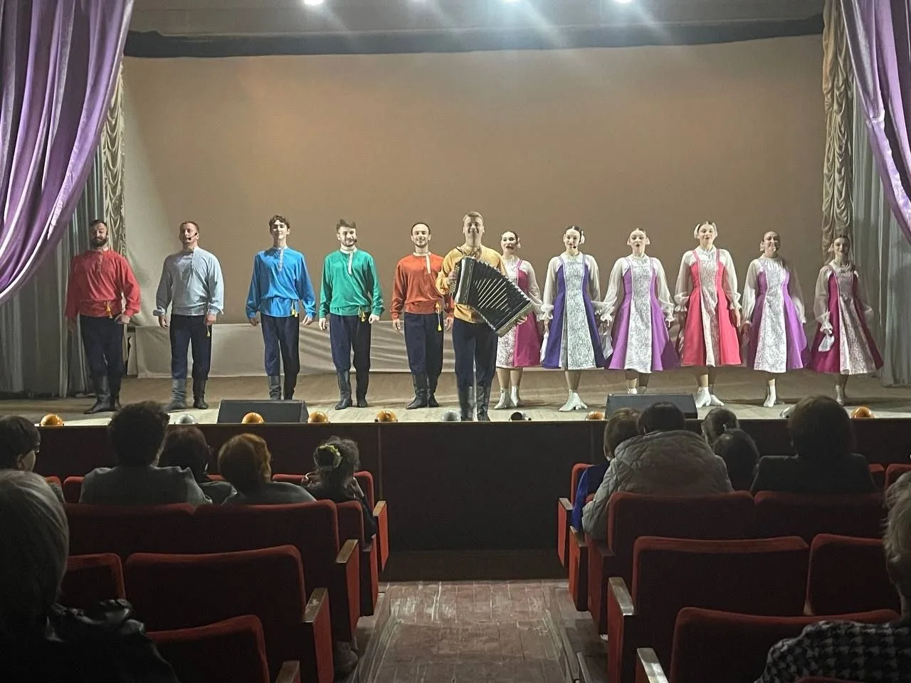 🎼 В Красном Луче с успехом прошла программа «Песни степного раздолья»  Артисты Луганской филармонии 