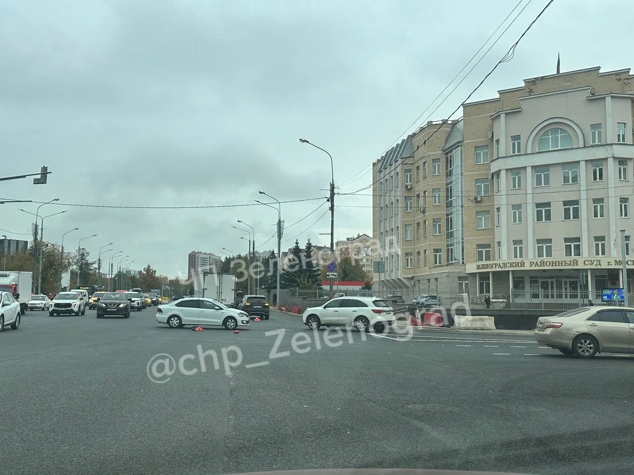 🚨Рядом с районным судом произошло ДТП, уже образовывался затор. Выбирайте пути объезда.