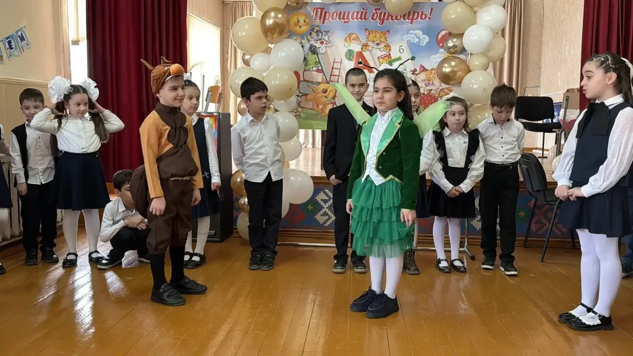 В МБОУ «Лицей №51» состоялся праздник «Прощание с азбукой» для учащихся 1 «в» класса. Ученики подгот