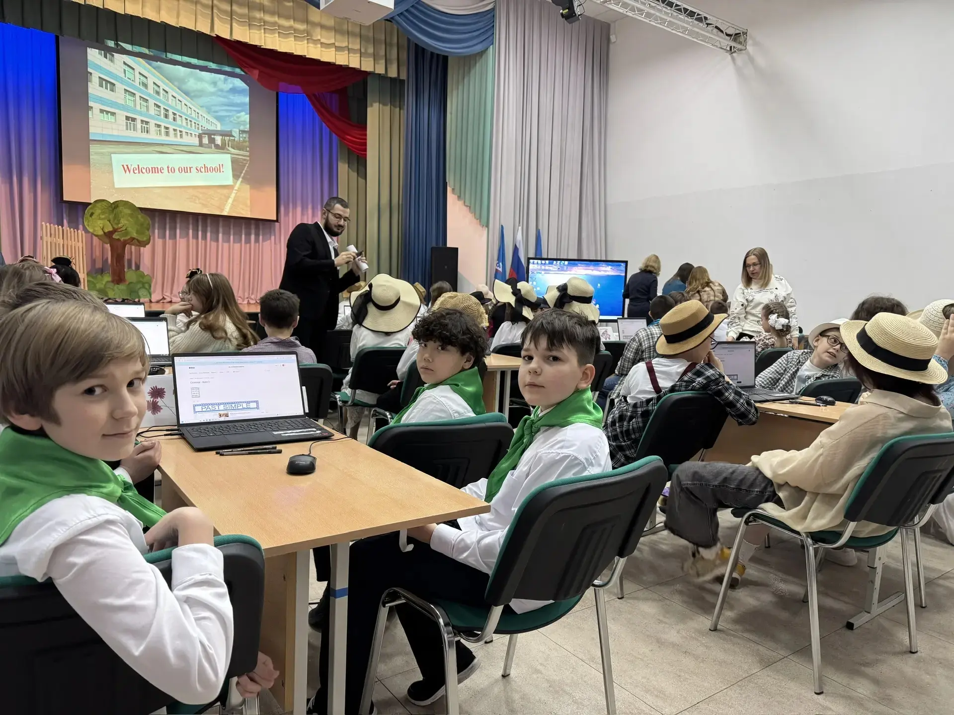 В духе Тома Сойера: наши пятиклассники покорили «Весёлый Английский»! 📚🇬🇧  Знаете, что общего между 