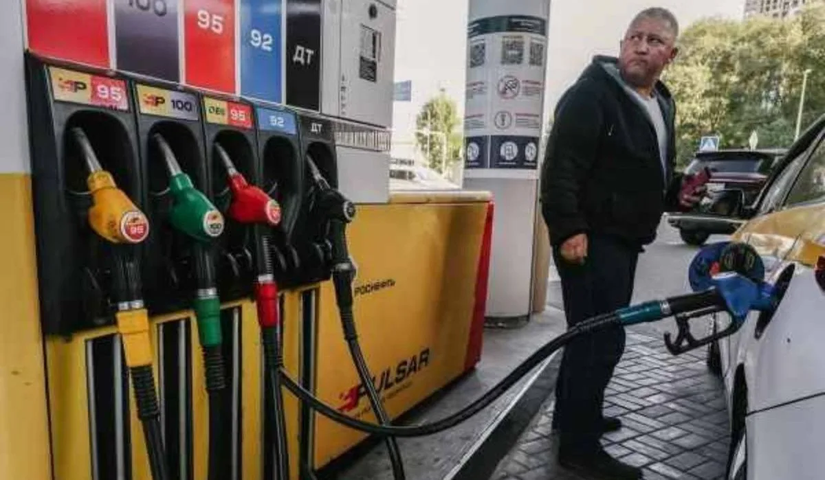 Правительство РФ принимает меры для стабилизации цен на нефтепродукты — Песков 

Правительство Росси