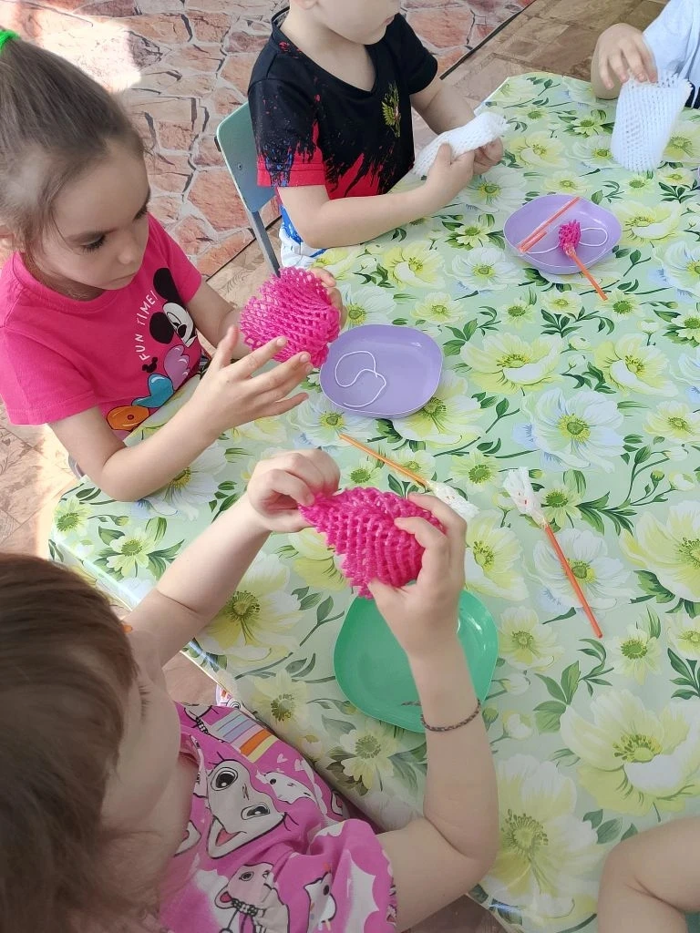 Создания поделки из бросового материала в средней группе детского сада.