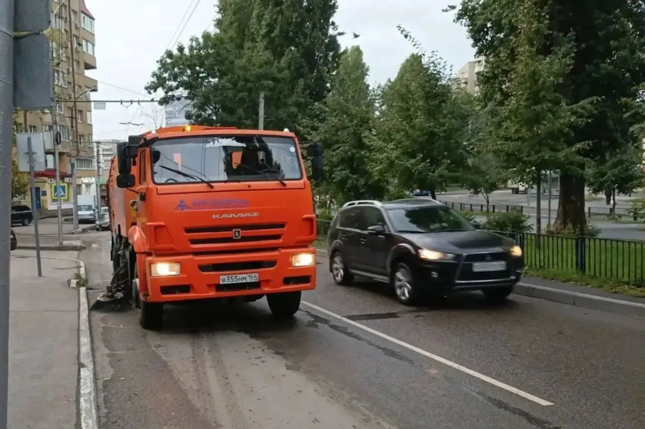 406 рабочих и 302 единицы техники убирают Саратов