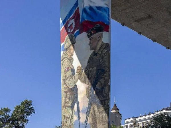 В центре Владивостока на опоре Золотого моста открыли новый "Мурал Победы" — на нём изо...