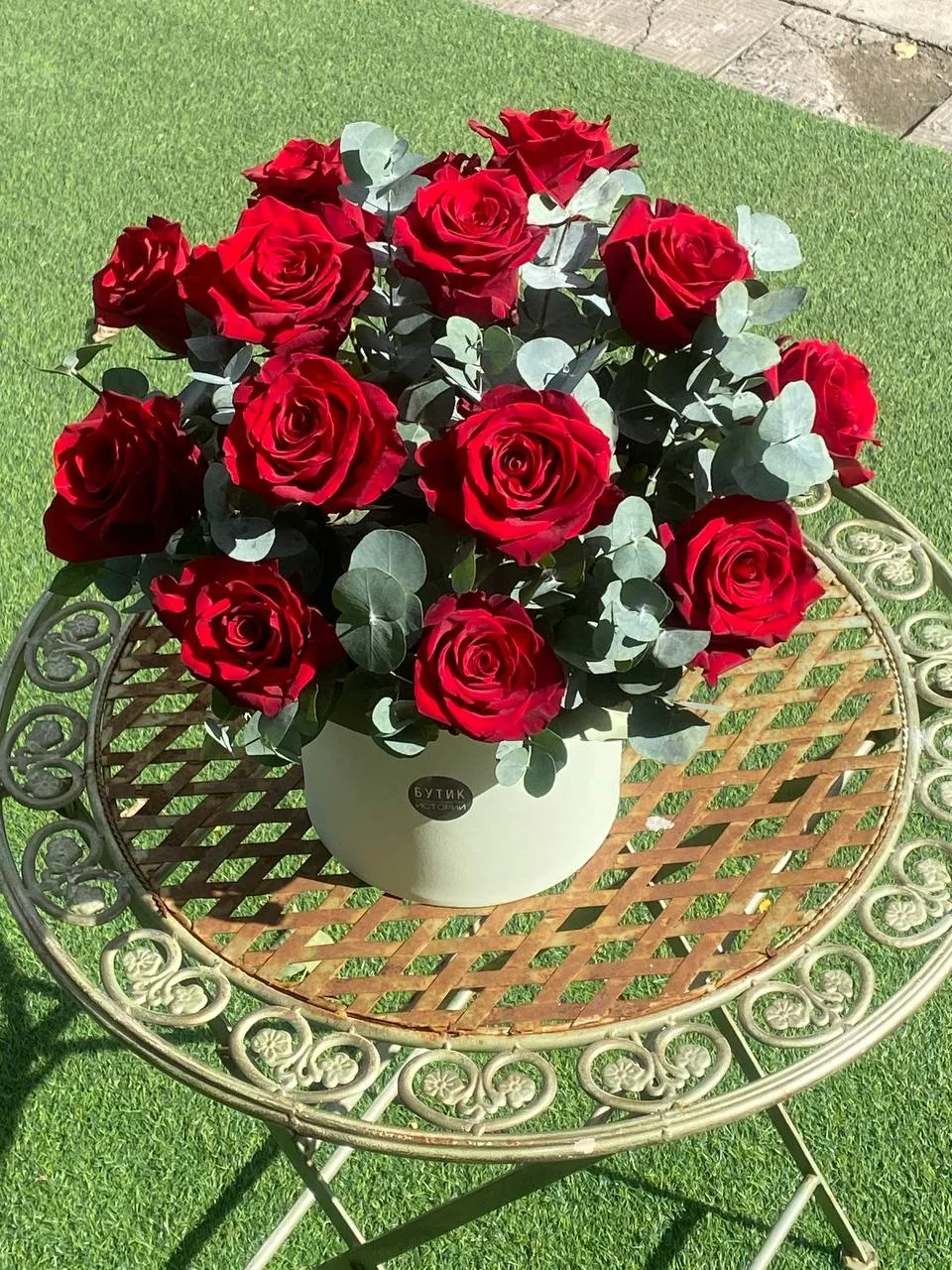 Композиция с крупными розами 🌹