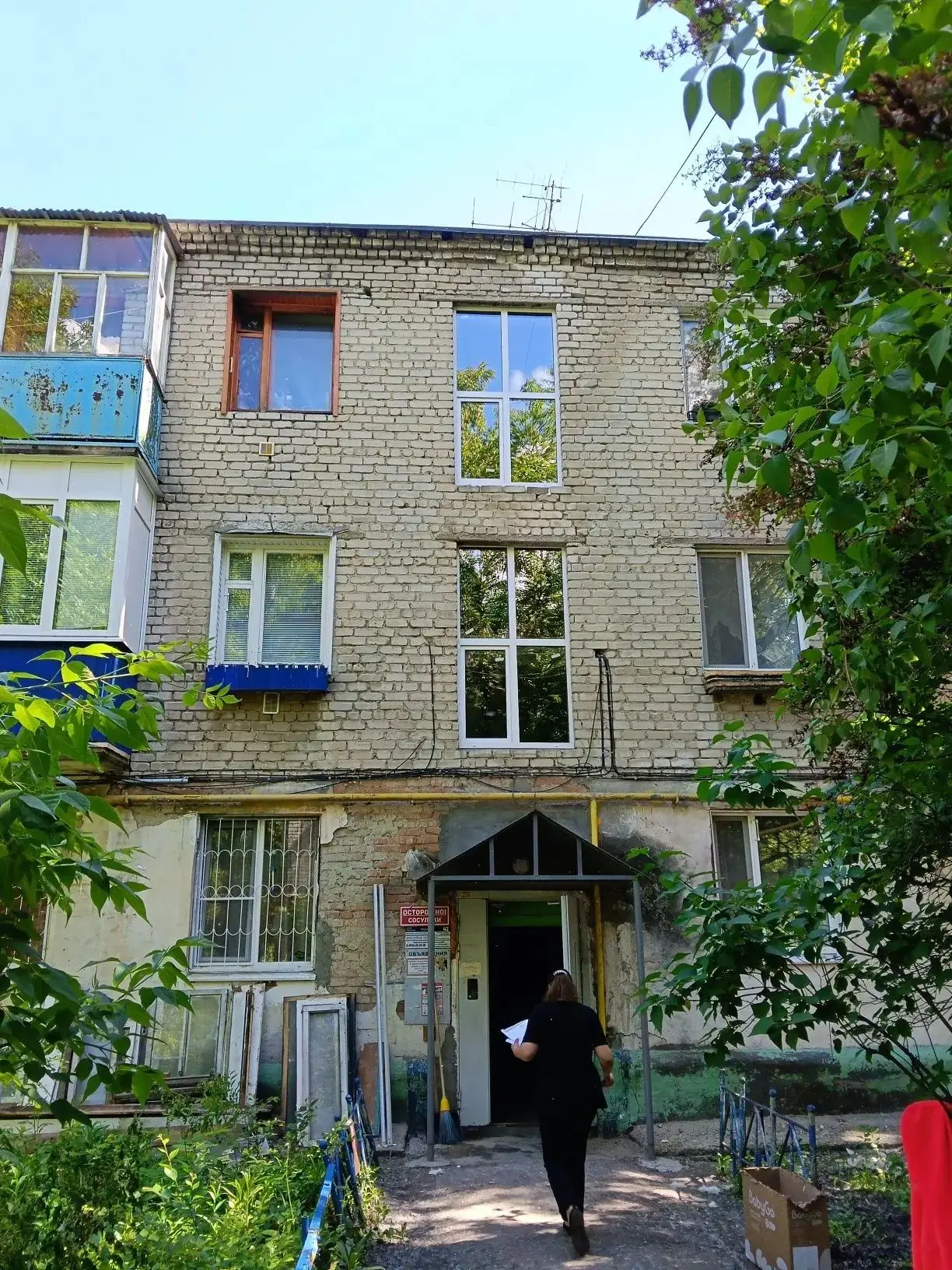 ул. Ефремова, д. 42 - собственниками принято решение о замене деревянных окон, пришедших в негодност
