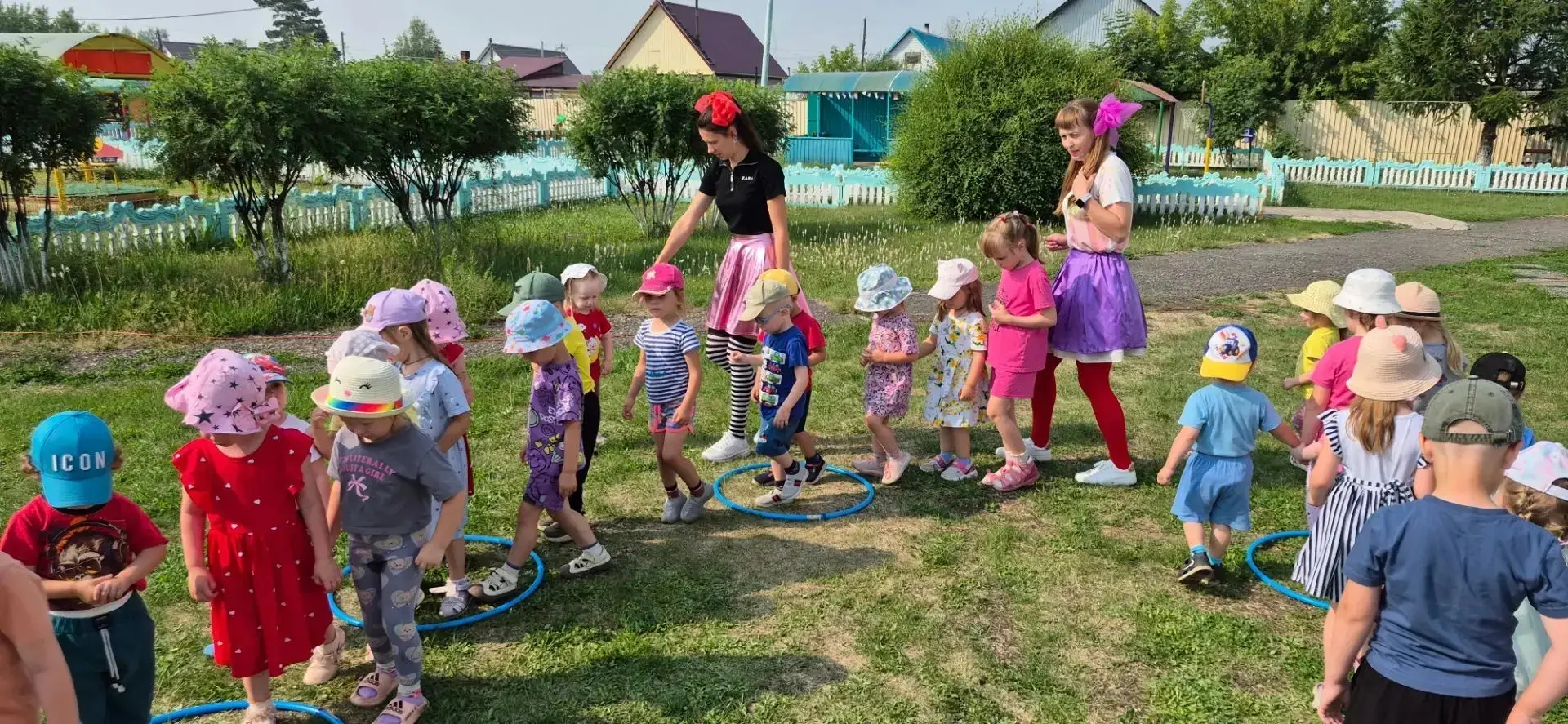 У нас пропала 🌈. Но мы не  расстроились. Наши смелые дети, вместе с Акварельной и  куклой Лол, отпр