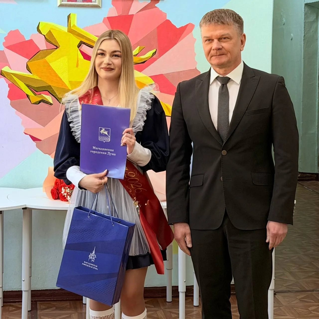 В МАОУ «Гимназия № 13 имени Героя РФ И. Кабанова» состоялась торжественная линейка для одиннадцатикл