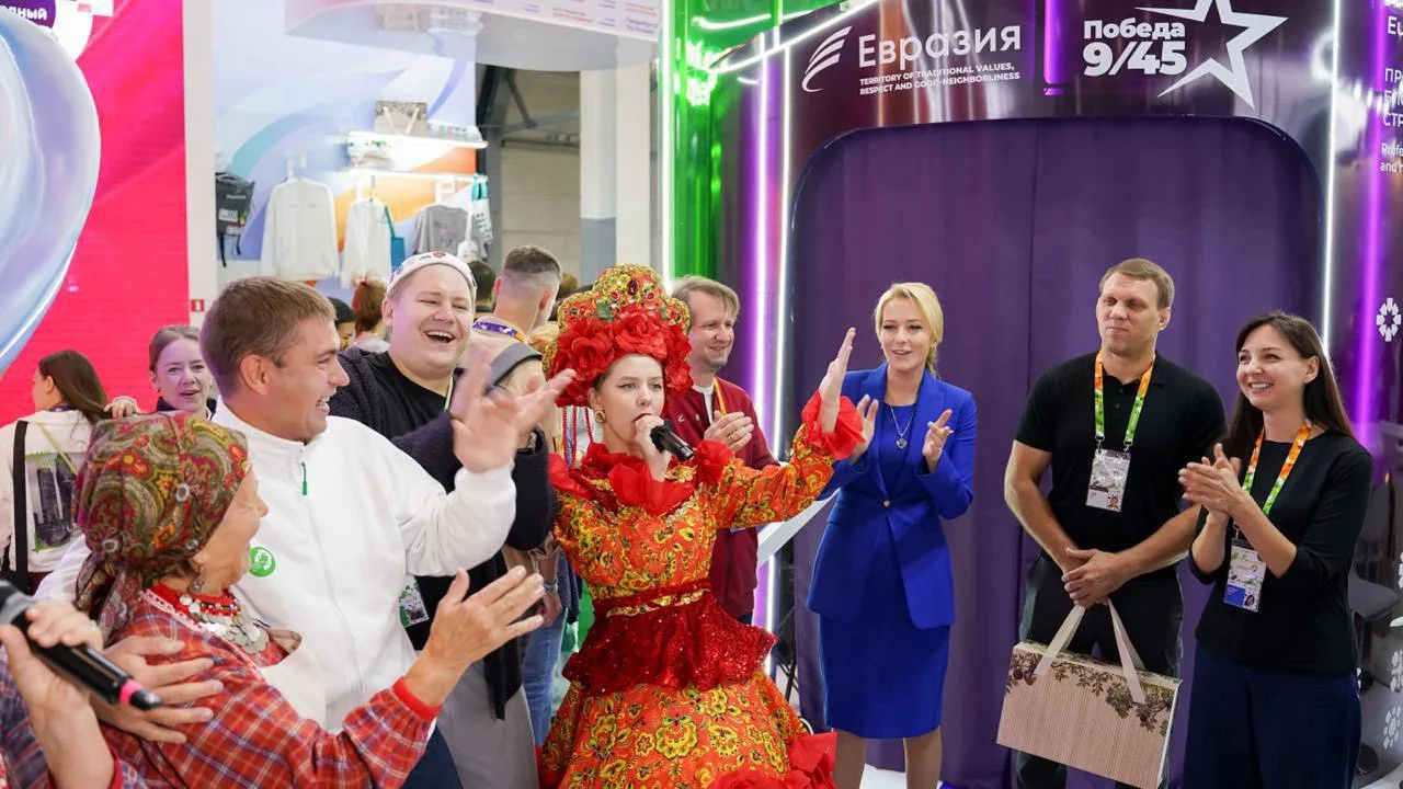 Яна Лантратова заглянула на стенд «Евразии» на МФМ-2026 и оставила запись в «Книге дружбы»