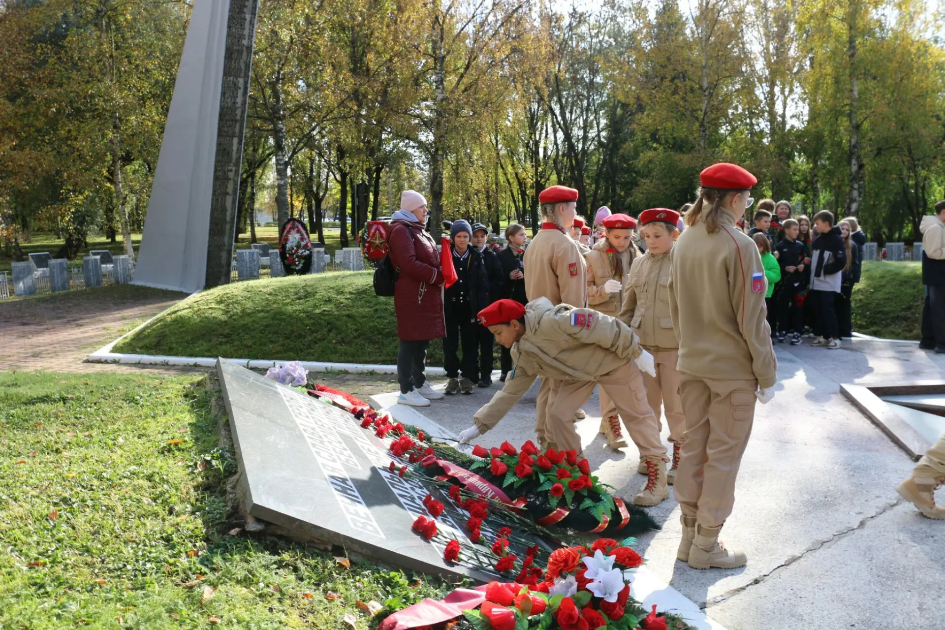 Церемония возложения цветов к мемориалу «Памяти павших» прошла в Киришах