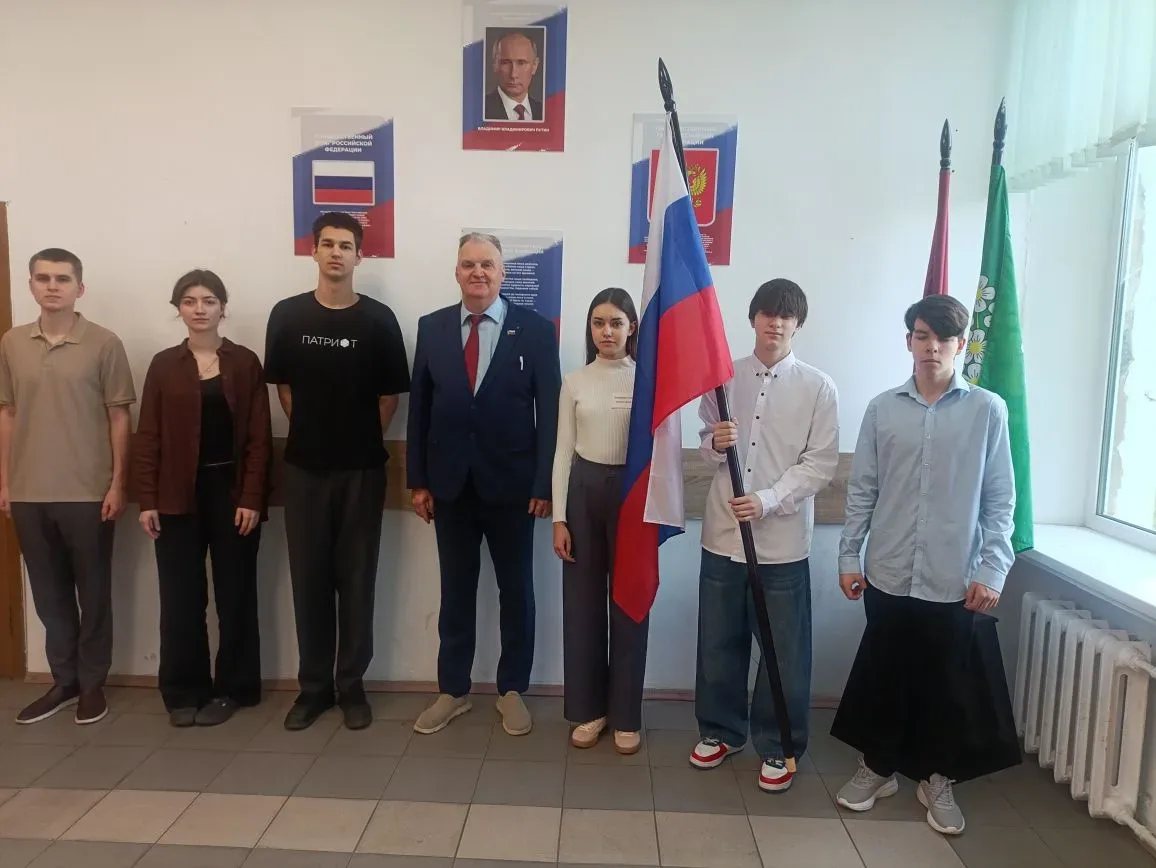 🏆 Утро, с которого хочется начать неделю!  🇷🇺 Сегодня понедельник в нашей школе начался по-настоящем