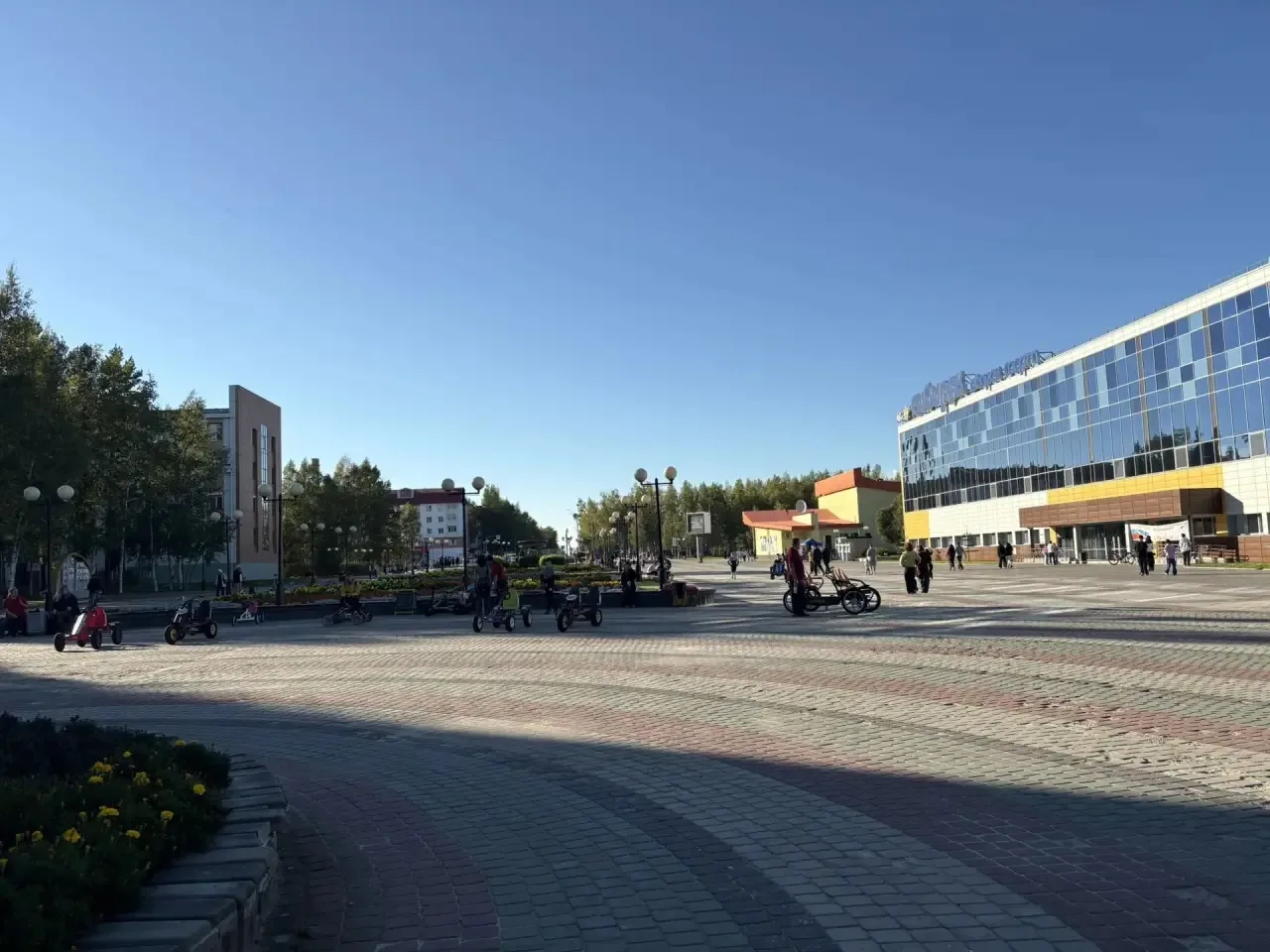 В самом центре Нефтеюганска — оживлённо и интересно.