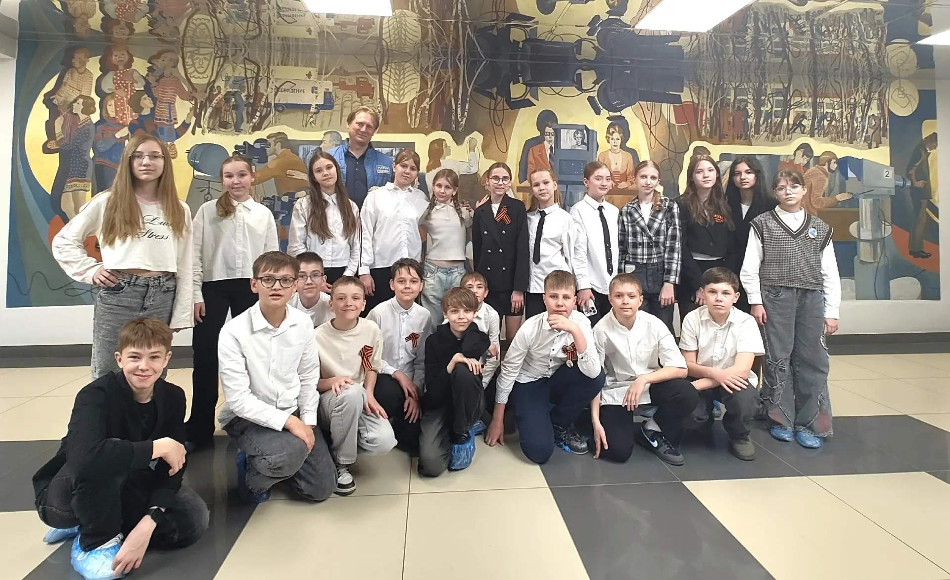 Частоту поймали! Как 5 Б отметил День радио в недрах ГТРК «Вятка» 📡  Наше приключение началось в фой