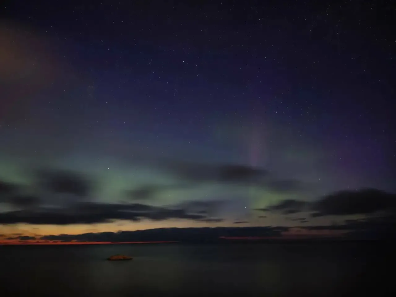 🌌 Майское северное сияние озарило небо в Ленобласти  В ночь на вторник, 5 мая, в Ленинградской облас