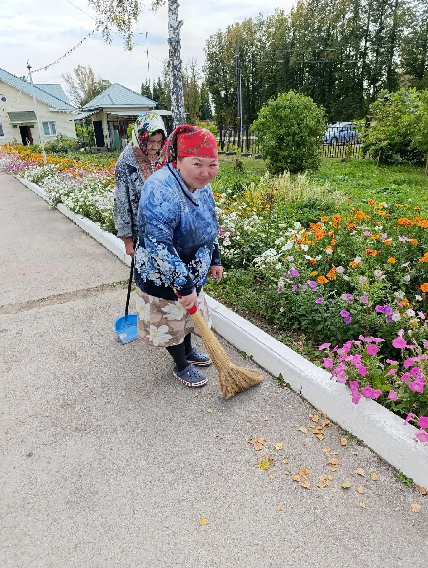 Сегодняшний субботник в нашем доме выдался продуктивным и веселым! Мы вышли на улицу не...