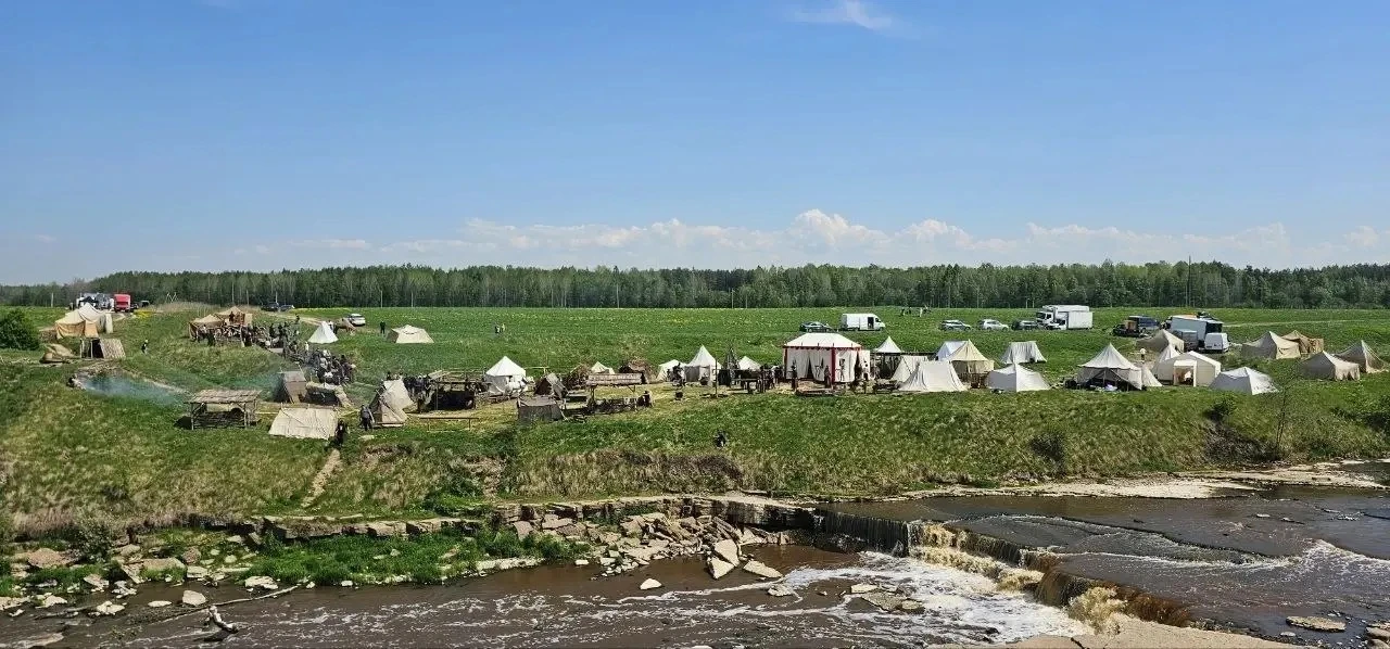 Съёмки "Капитанской дочки" проходят у водопадов в Саблино  На месте съёмок установили целую кучу дек