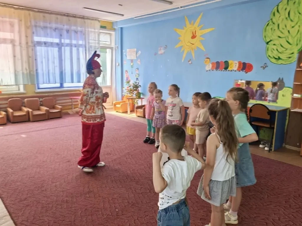 В детском саду прошла квест-игра «Моя Россия», посвященная Дню России.

Ребята средних и старших поб