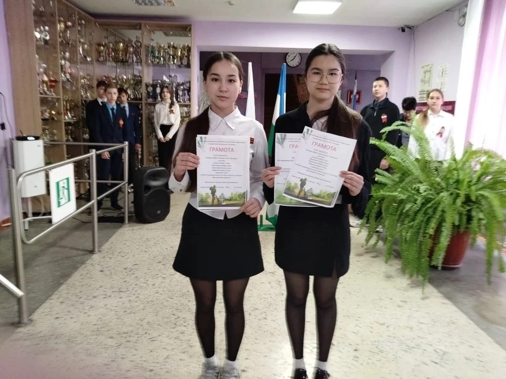 Новая учебная неделя в нашей Гимназии традиционно началась с торжественной церемонии внесения флагов