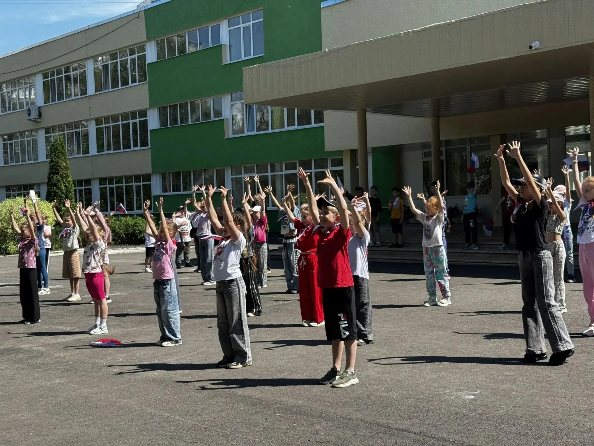 Лагерь "Радуга"  продолжает работу. Сегодня начали подготовку ко Дню России. Учили песню " Матушка -