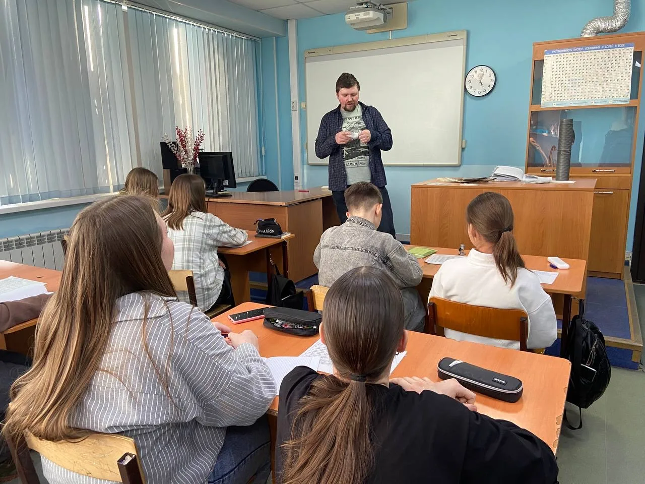 📆 На этой неделе в гостях у ребят 6В класса побывал настоящий плюмолог - Певчев Владимир Васильевич,