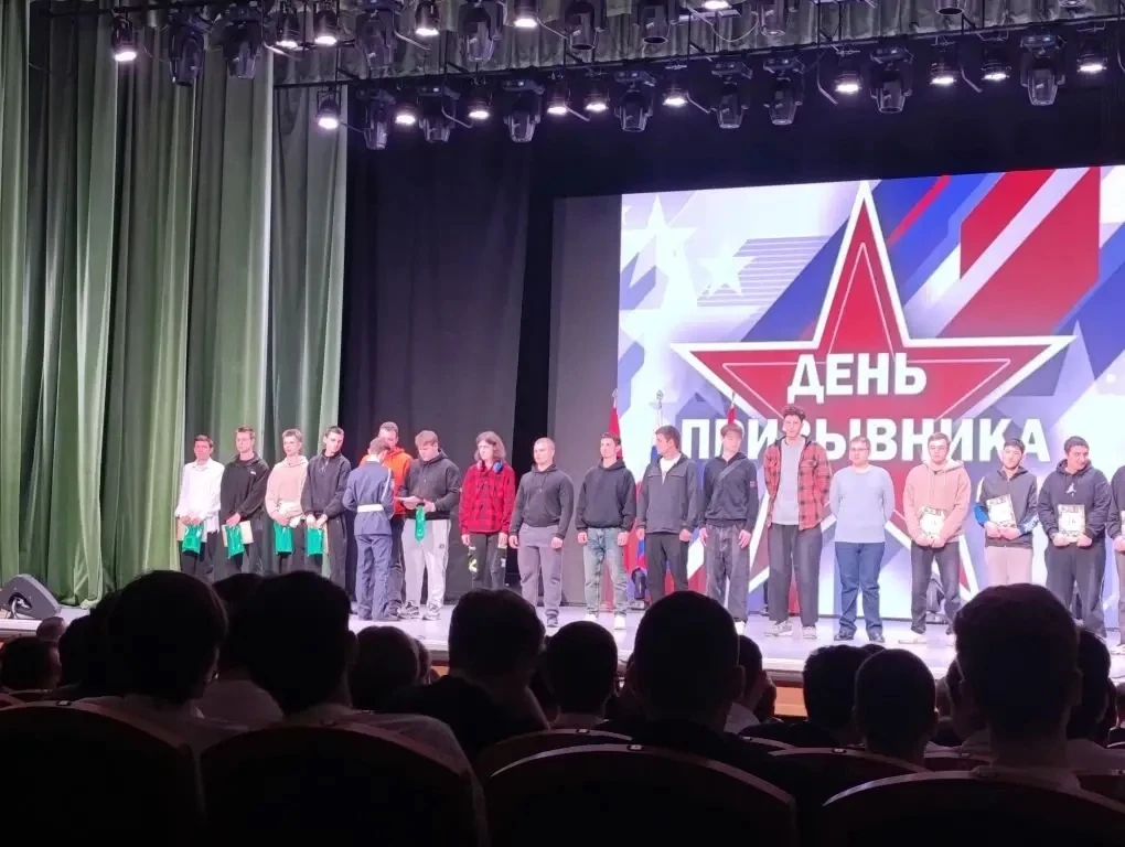 23 апреля знамённая группа школы - учащиеся 10 кадетского класса приняли участие в Дне призывника, к