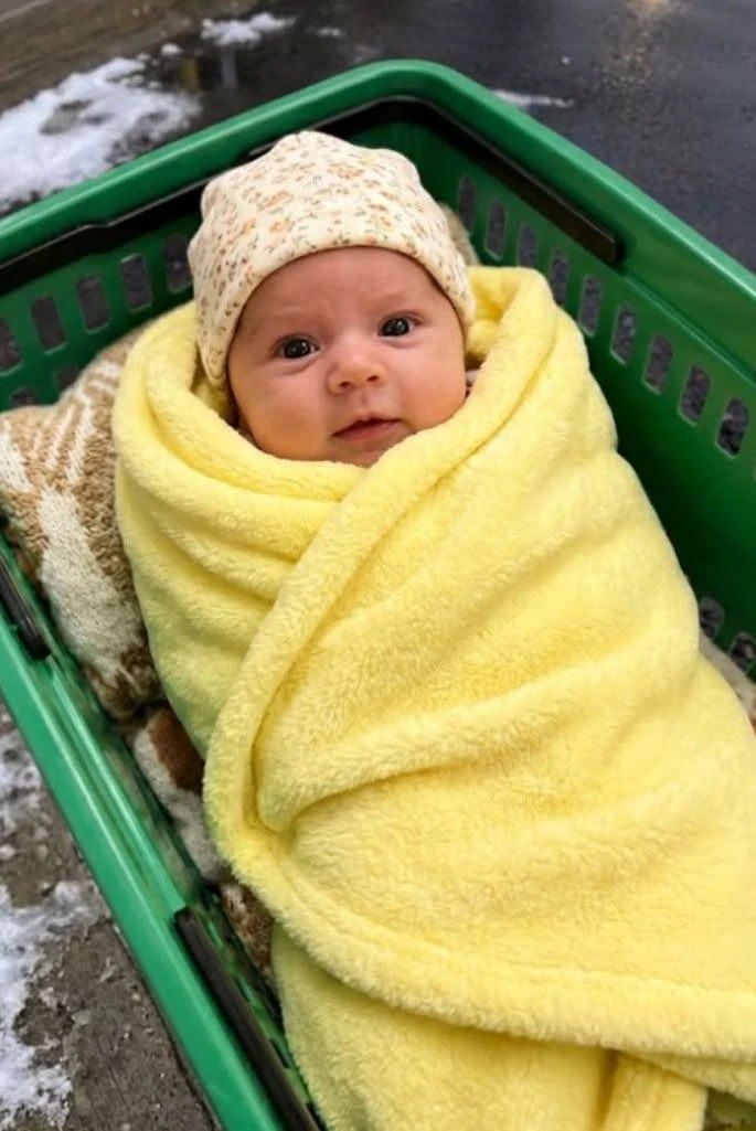 Моя дочь нашла новорождённую девочку, брошенную в тележке для покупок, — 12 лет спустя ...
