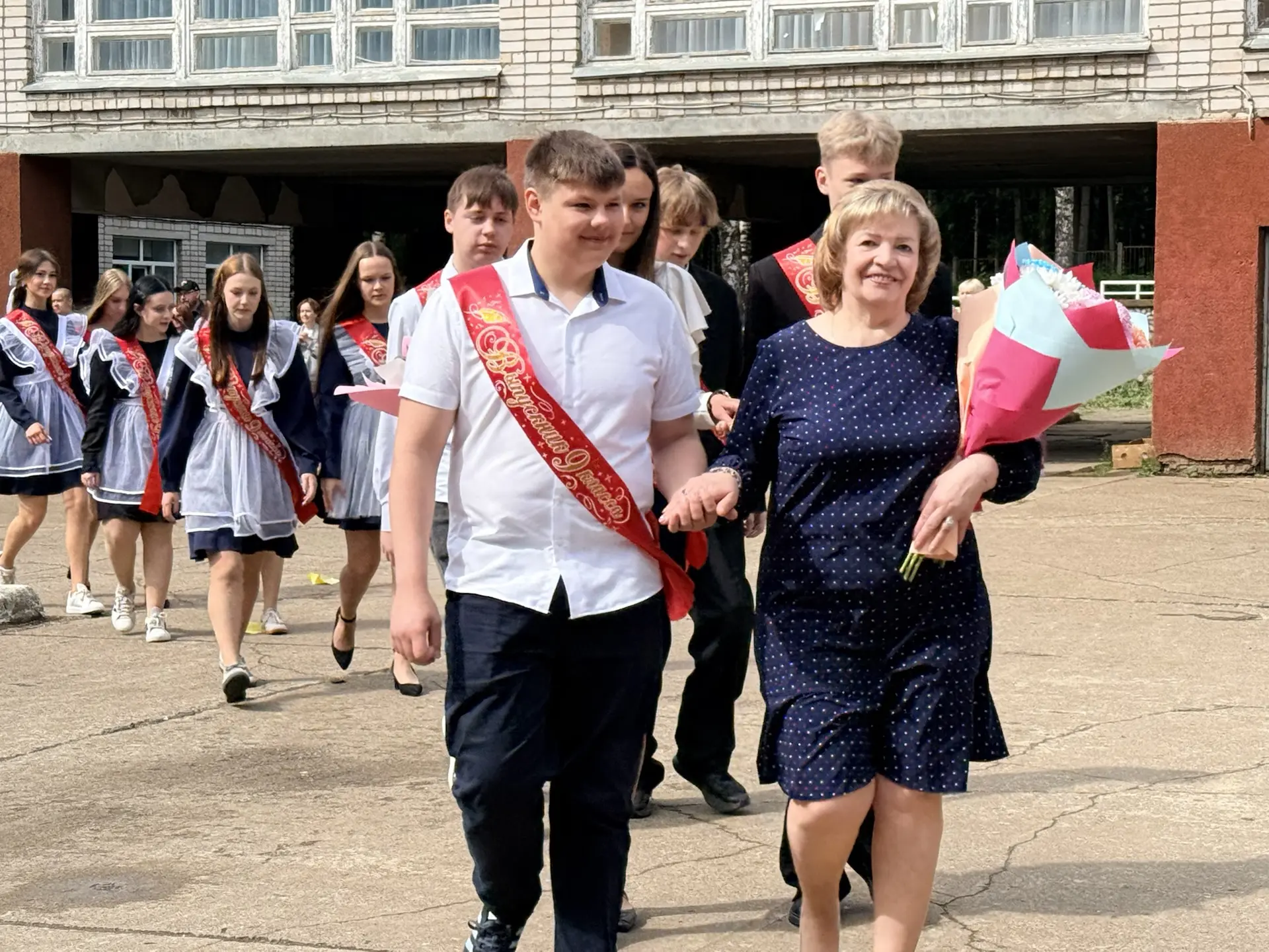 Сегодня для девятиклассников торжественно прозвенел 🎈 последний звонок — момент, наполненный и радос