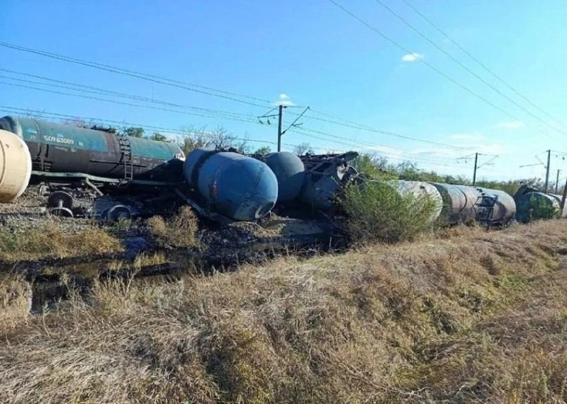 Появились первые фото крушения грузового поезда в Ростовской области — 10 цистерн с бен...