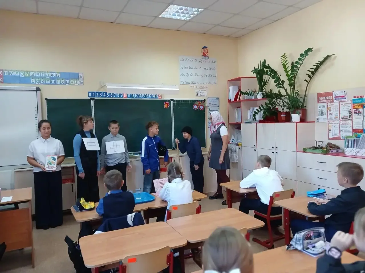 16 и 17 сентября ученики 6Б класса выступили перед учащимися 2-4х классов с рекламой де...