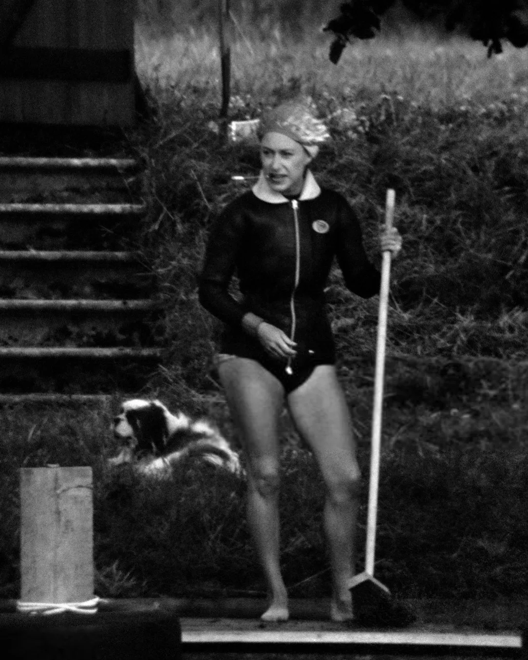 В 1964 году королева и принцесса Маргарет были сфотографированы Рэем Беллисарио во время отдыха в Сэ
