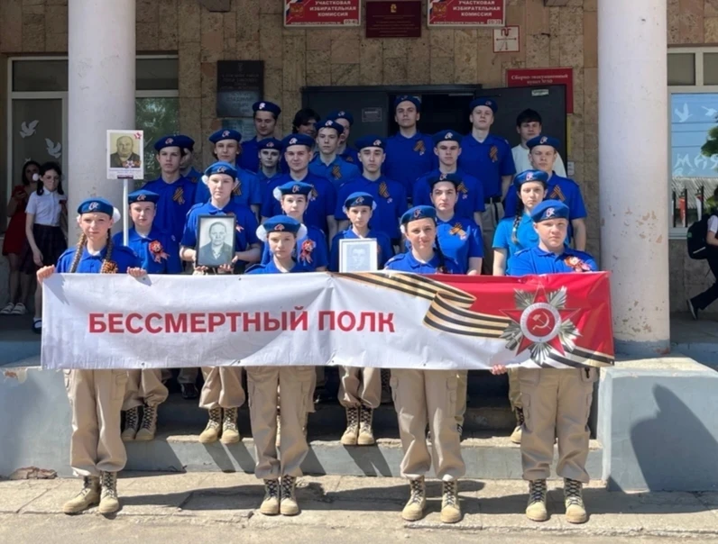 Акция "Бессмертный полк"  была продолжена в школе.
Все классы с 1- го по 11 и  также юнармейцы прошл