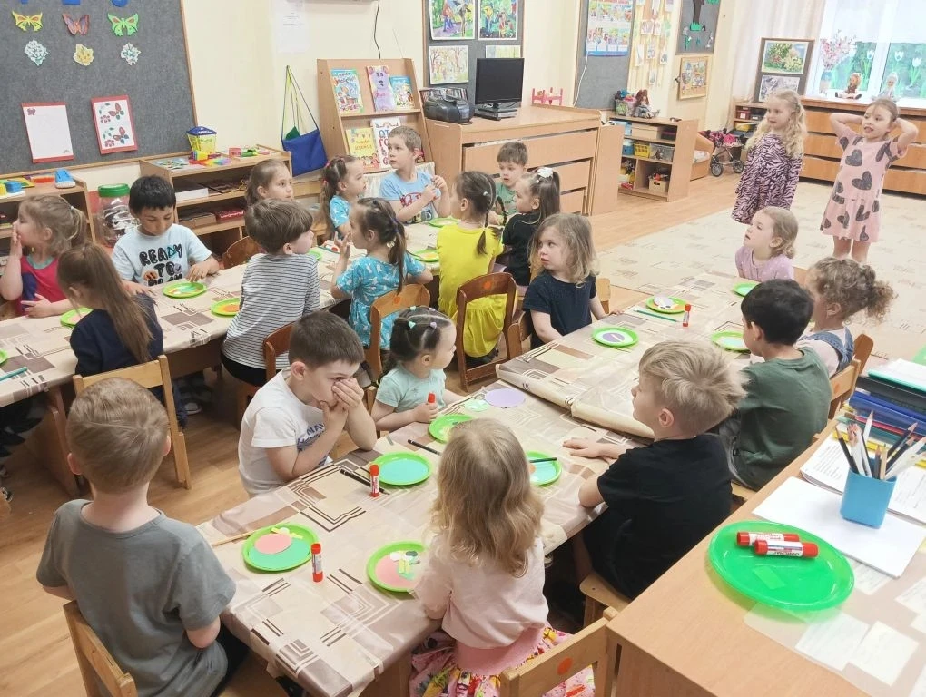 Сегодня в младшей группе 10 произошло клонирование воспитателя👀Вместо одного их стало ...
