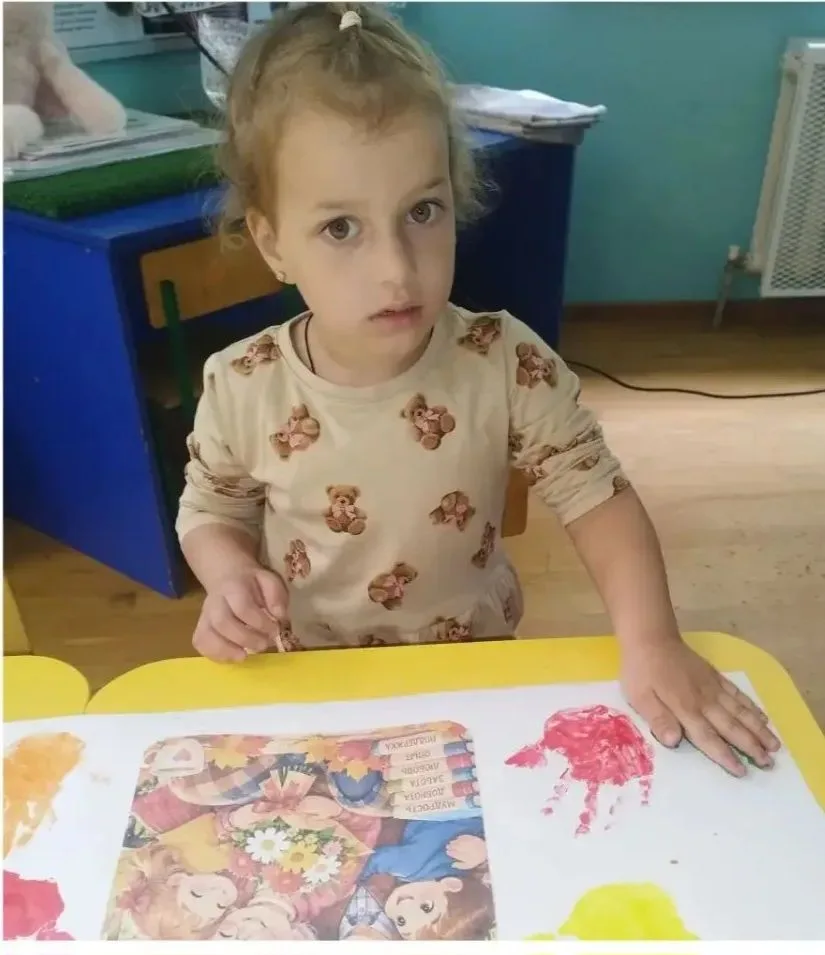 Сегодня мы с нашими малышами сделали "Ладошки для любимых бабушек и дедушек"  ко Дню по...