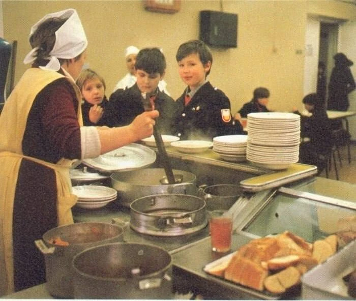 В школьной столовой, 1980-е годы ☺️