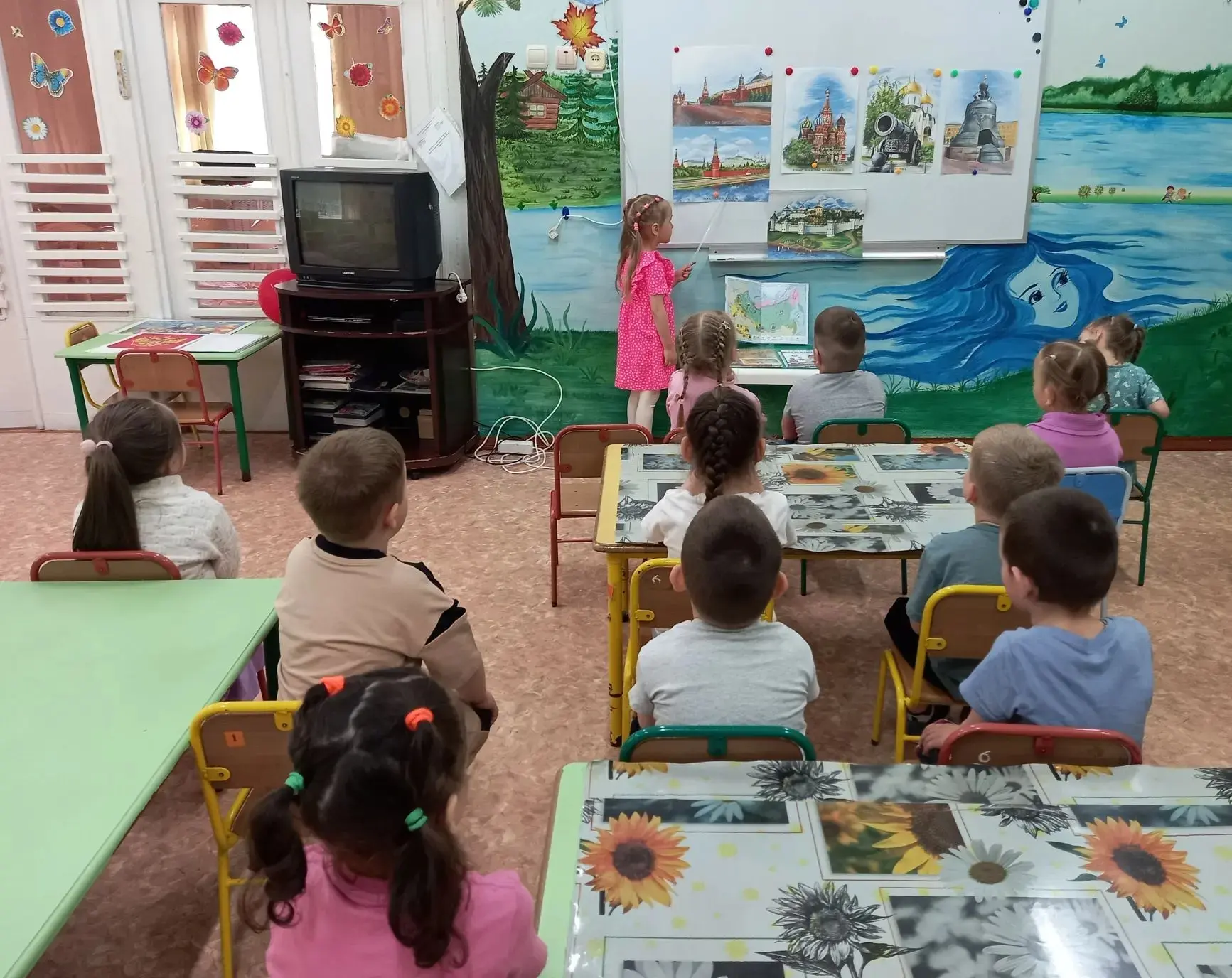 Дети средней группы познакомились с главными достопримечательностями Москвы. И раскрасили браслеты к