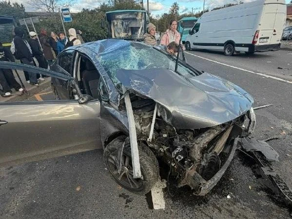 ⚠️ В Петергофе легковушка влетела в автобус