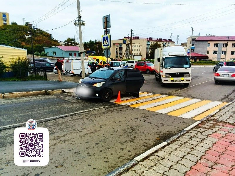 Женщина на Toyota Ractis сбила пенсионерку на "зебре" в Холмске