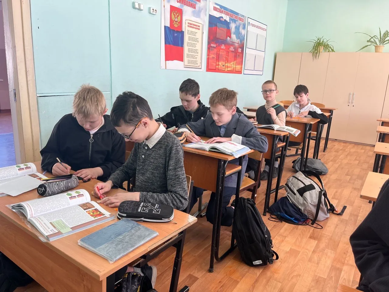 Сегодня у 6 классов прошло занятие в рамках недели психологии «Атлас эмоций класса»   🤔На занятии ре