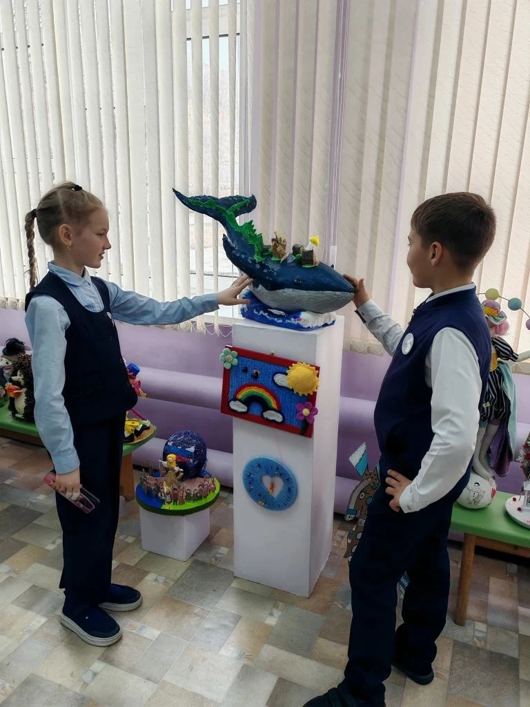 🎉 ТВОРЧЕСТВО НА ВЫСТАВКЕ ПРИКЛАДНОГО ИСКУССТВА   ✨ Недавно 4 «Б» класс совершил незабываемое путешес