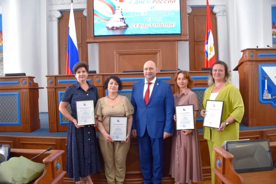 🎉 Поздравляем с заслуженными наградами!

В преддверии Дня России и 243-й годовщины со дня основания