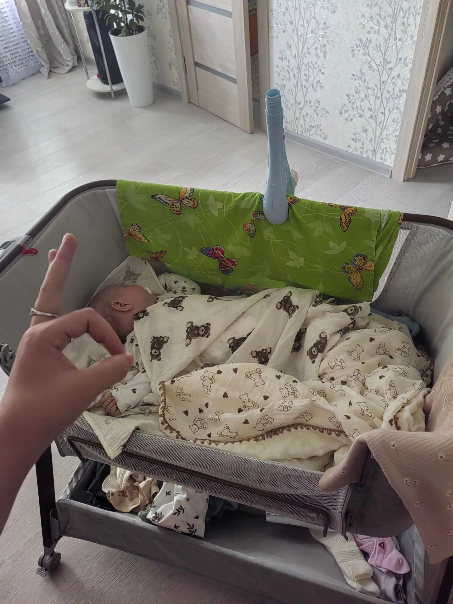 Спустя 1,5 часа на руках, мой корзиночка спит 👌
Можно сходить попить кофУ спокойно, и ощутить его в