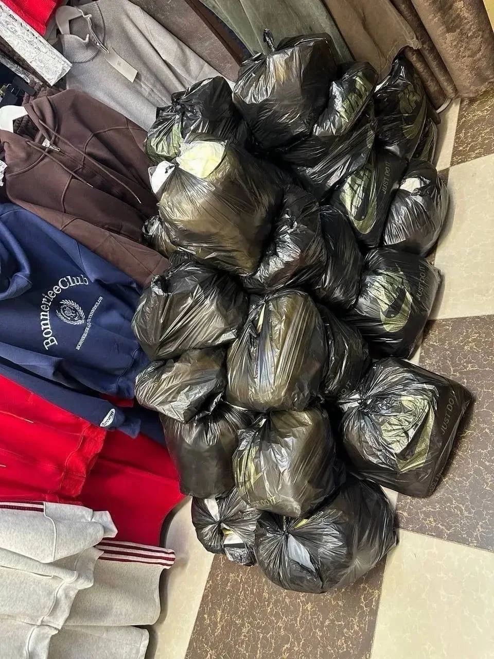 Девушки ,хочу вас обрадовать 🥰🔥
Пакеты с качественными вещами 
В пакете 10 вещей 
Может быть 
Кост