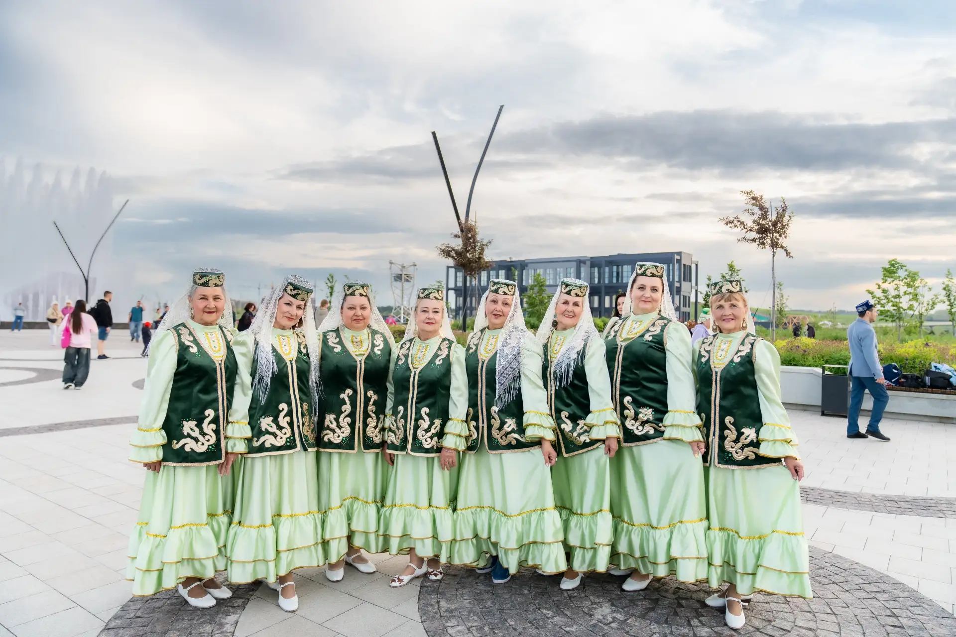 🇷🇺 В День России наш городской курорт стал настоящим притяжением культур.

У Арт-квартала ансамбль