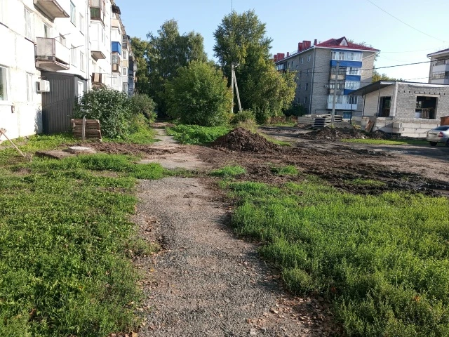 Два месяца меняли трубы, зарыли и бросили до лучших времён. Кто то контролирует в город...